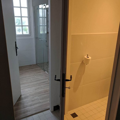 Couloir d'accès à la salle de douche et au WC séparé.